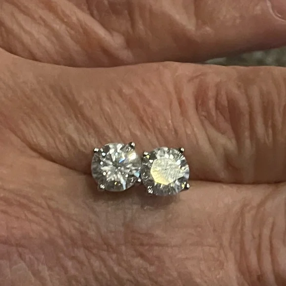 Brand new Moissanite 2.0 carat .925 Studs - Picture 7 of 9